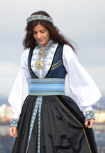 Last inn bildet i Galleri-visningsprogrammet, Bunad med pent pyntet beltestakk skjorte