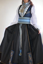 Last inn bildet i Galleri-visningsprogrammet, Bunad i full driv