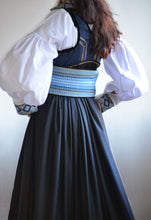 Last inn bildet i Galleri-visningsprogrammet, Bakside bunad, med blått belte