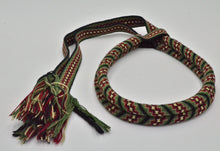 Last inn bildet i Galleri-visningsprogrammet, Nærbilde av hårvippe i rødt, grønt, gult og sorte farger og mønster