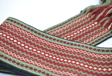 Last inn bildet i Galleri-visningsprogrammet, Nærbilde av belte i rødt, grønt, gult og sorte farger og mønster