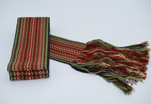 Last inn bildet i Galleri-visningsprogrammet, Detaljbilde av belte i rødt, grønt, gult og sort.