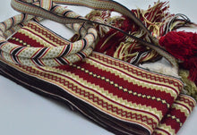 Last inn bildet i Galleri-visningsprogrammet, Beltestakk belte og hårvippe i rødt, sort, lysegrønt og hvitt.