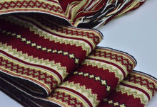 Last inn bildet i Galleri-visningsprogrammet, Nærbilde av beltestakk belte i rødt, sort, lysegrønt og hvitt.