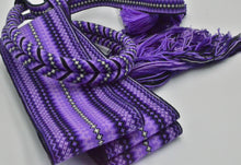 Last inn bildet i Galleri-visningsprogrammet, Lilla, sort og hvite detaljer på beltet.