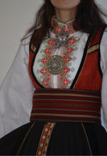 Last inn bildet i Galleri-visningsprogrammet, Nærbilde av rød og sort beltestakk