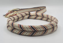 Last inn bildet i Galleri-visningsprogrammet, Hårvippe i rødt, sort, lysegrønt og hvitt, nærbilde.